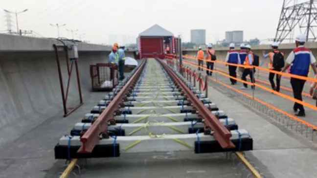 Đường ray tuyến metro số 1 Bến Thành - Suối Tiên bắt đầu được lắp đặt từ ngày 24-10-2017. Ảnh: QUỐC HÙNG