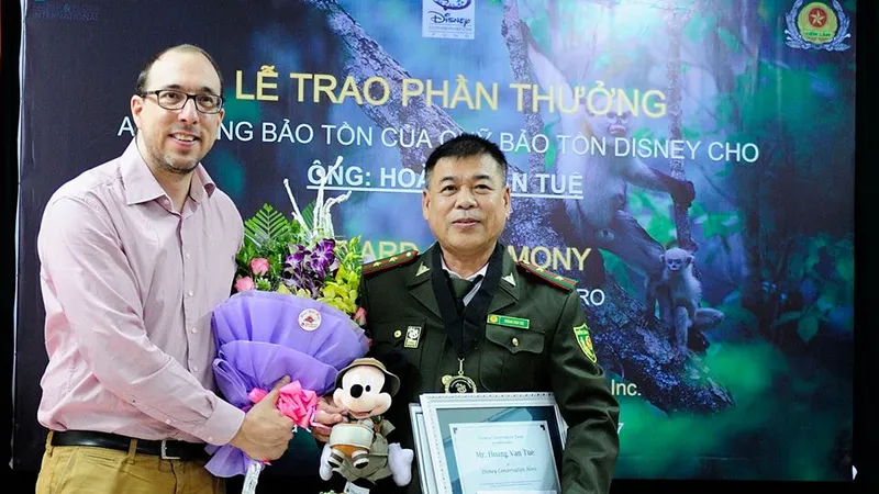 Ông Hoàng Văn Tuệ, cán bộ Chi cục Kiểm lâm tỉnh Hà Giang vì đã có đóng góp xuất sắc trong công tác bảo vệ động vật hoang dã
