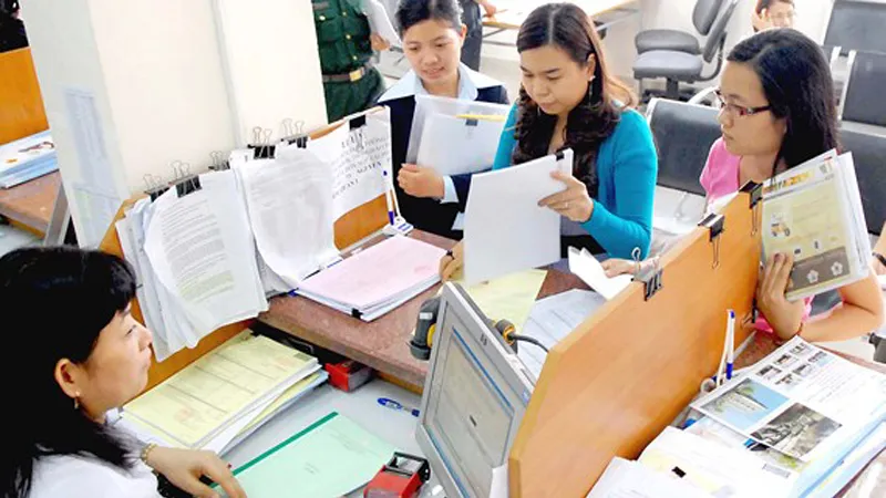 Các doanh nghiệp làm hồ sơ thuế tại Cục Thuế TPHCM. Ảnh: CAO THĂNG