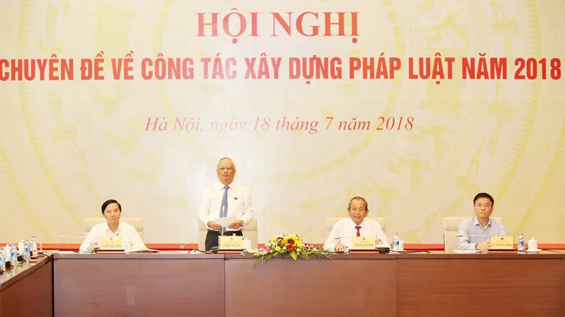 Xây dựng pháp luật vẫn còn tình trạng "nửa đường đổi ý" ​