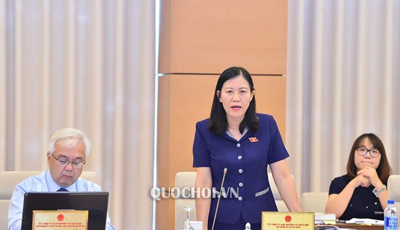 Chủ nhiệm Ủy ban Tư pháp Lê Thị Nga phát biểu tại phiên họp