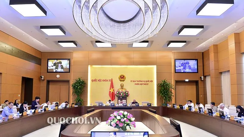 Chủ tịch Quốc hội Nguyễn Thị Kim Ngân ký chứng thực 3 nghị quyết mới của UBTVQH ​