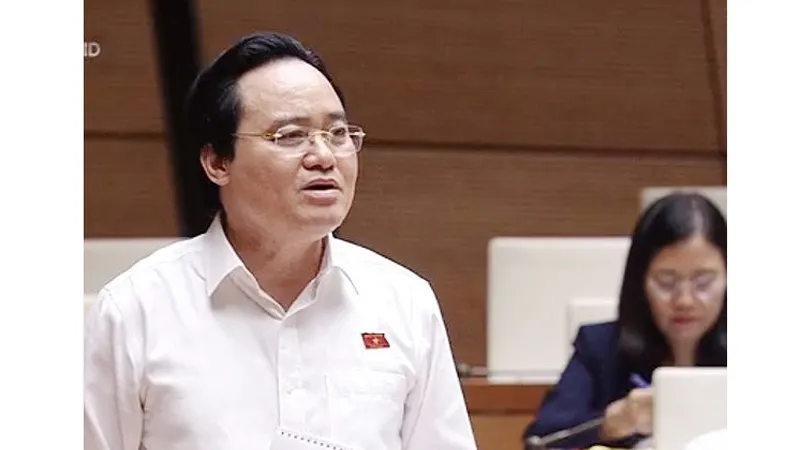 Bộ trưởng Bộ Giáo dục và Đào tạo Phùng Xuân Nhạ phát biểu tại phiên họp 