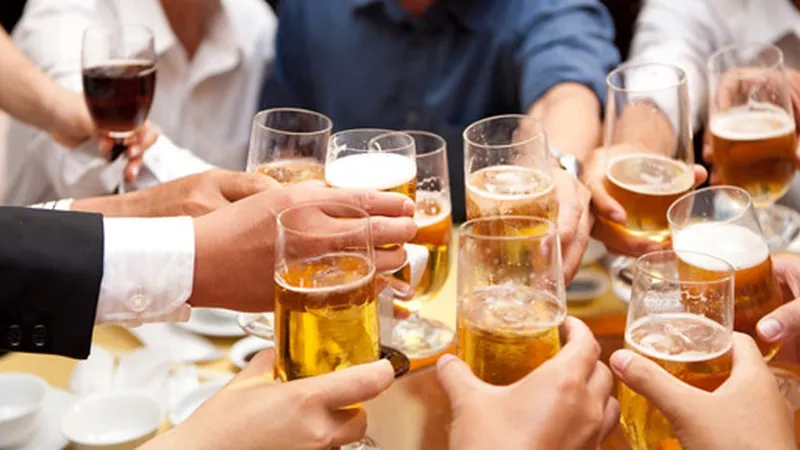 Trong khi cấm dùng rượu, bia dưới 15 độ cồn làm giải thưởng; khuyến mại rượu, bia dưới 15 độ cồn trực tiếp đến người tiêu dùng, thì dự thảo Luật lại cho phép khuyến mại rượu bia đối với cả người dưới 18 tuổi trong “các lễ hội ẩm thực”