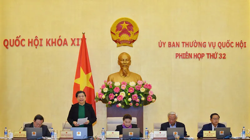 Phó Chủ tịch Thường trực Quốc hội Tòng Thị Phóng điều hành phiên họp