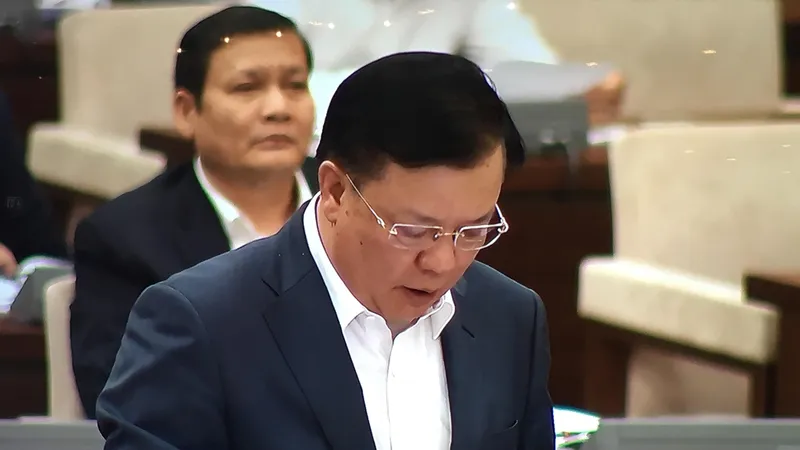 Bộ trưởng Bộ Tài chính Đinh Tiến Dũng trình bày báo cáo tại phiên họp 