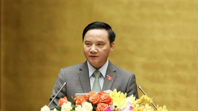 Chủ nhiệm Ủy ban Pháp luật Nguyễn Khắc Định trình bày Báo cáo thẩm tra dự án luật. Ảnh: VIẾT CHUNG