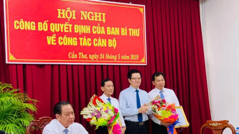 Trao quyết định cho đồng chí Lê Quang Mạnh 