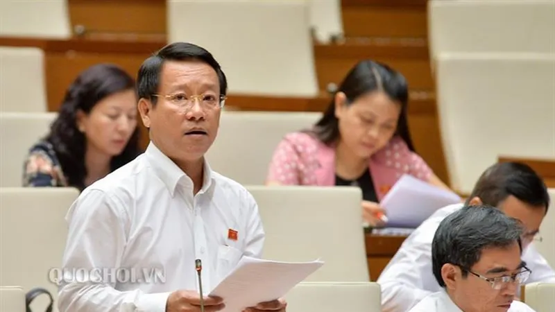 Phát biểu tại hội trường chiều nay, 30-5, ĐB Thái Trường Giang (Cà Mau) xoáy sâu vào những tiêu cực, bất cập trong thi cử
