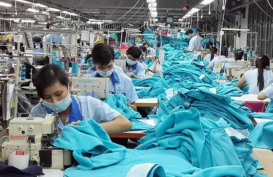  Nhiều công nhân tha thiết đề nghị được làm thêm giờ thì mới đủ sống. Ảnh: MỸ HẠNH
