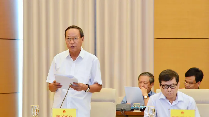 Thứ trưởng Bộ Công an, Thượng tướng Lê Quý Vương trình bày Báo cáo tại phiên họp toàn thể của Uỷ ban Tư pháp