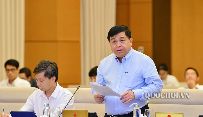 Bộ trưởng Bộ Kế hoạch và Đầu tư Nguyễn Chí Dũng trình dự án Luật Đầu tư theo hình thức đối tác công tư (PPP) tại phiên họp