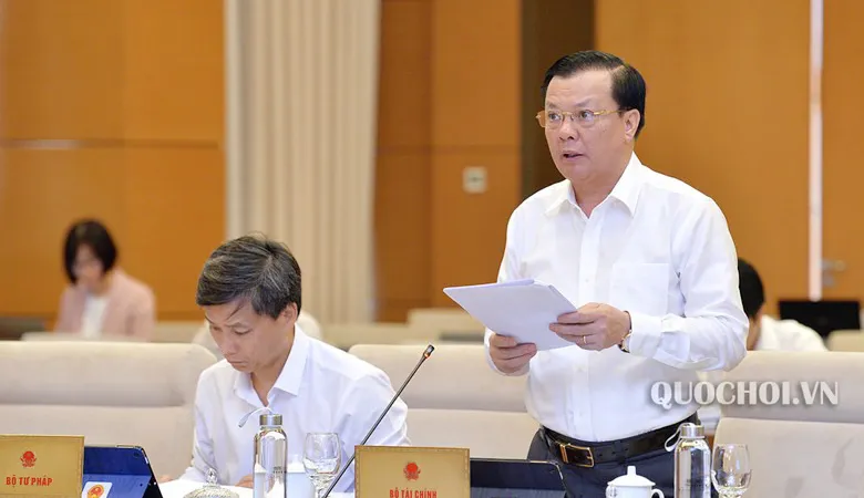 Bộ trưởng Bộ Tài chính Đinh Tiến Dũng đọc Tờ trình của Chính phủ và cho ý kiến về dự thảo Nghị định, sáng 17-9-2019. Ảnh: QUOCHOI