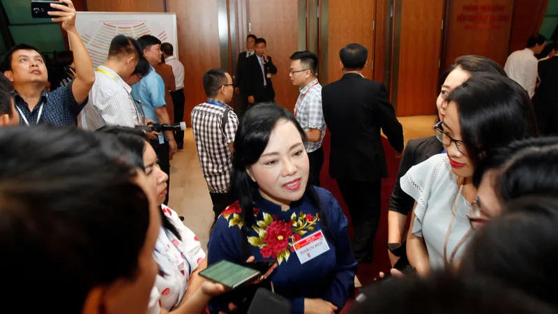 Bộ trưởng Bộ Y tế Nguyễn Thị Kim Tiến trao đổi với phóng viên bên hành lang kỳ họp sáng nay, 21-10