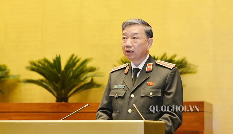 Bộ trưởng Bộ Công an Tô Lâm trình bày báo cáo trước Quốc hội. Ảnh: QUOCHOI