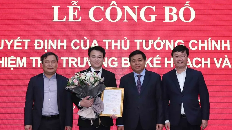 Bộ trưởng Nguyễn Chí Dũng trao quyết định và cùng lãnh đạo Bộ Kế hoạch và Đầu tư chúc mừng tân Thứ trưởng Trần Quốc Phương ​ ​