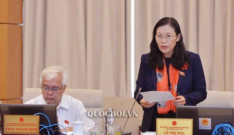Chủ nhiệm Ủy ban Tư pháp Lê Thị Nga trình bày Báo cáo tại phiên họp