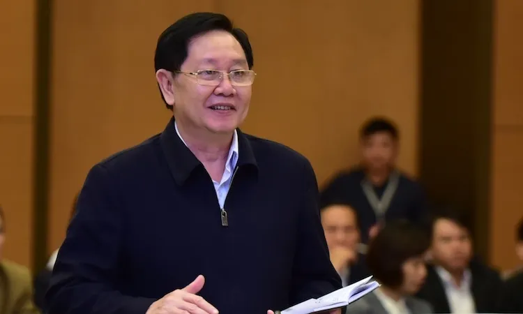 Bộ trưởng Bộ Nội vụ Lê Vĩnh Tân trình bày Tờ trình tại phiên họp 