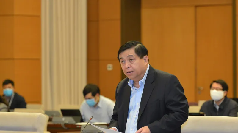 Bộ trưởng Bộ Kế hoạch và Đầu tư Nguyễn Chí Dũng trình bày báo cáo tại phiên họp 