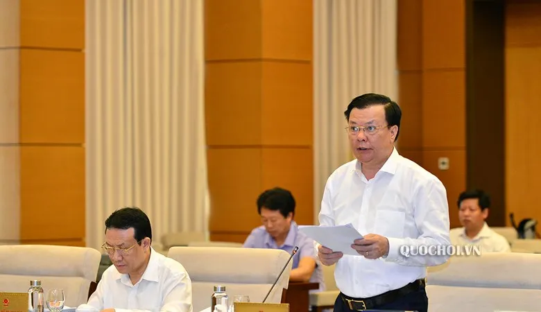 Bộ trưởng Bộ Tài chính Đinh Tiến Dũng trình bày Tờ trình của Chính phủ tại phiên họp
