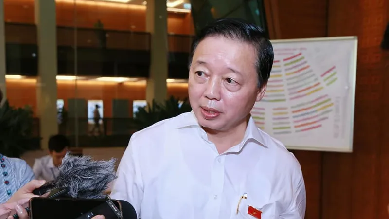 Bộ trưởng Bộ Tài nguyên và Môi trường Trần Hồng Hà trả lời phỏng vấn bên lề phiên họp Quốc hội sáng 12-6-2020