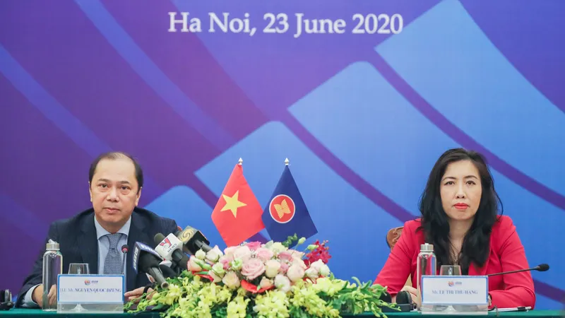 Thứ trưởng Bộ Ngoại giao Nguyễn Quốc Dũng và Người phát ngôn Bộ Ngoại giao Lê Thị Thu Hằng chủ trì họp báo 