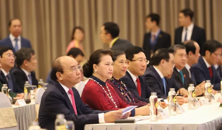 Chủ tịch Quốc hội Nguyễn Thị Kim Ngân, Chủ tịch AIPA 41, Phó Chủ tịch thường trực Quốc hội Tòng Thị Phóng, Trưởng đoàn đại biểu Việt Nam tại AIPA cùng Thủ tướng Nguyễn Xuân Phúc, Phó Thủ tướng Phạm Bình Minh tham dự phiên khai mạc Hội nghị Cấp cao ASEAN 