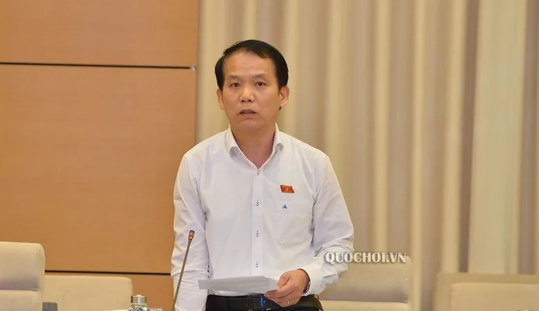 Chủ nhiệm Ủy ban Pháp luật Hoàng Thanh Tùng báo cáo tại phiên họp 