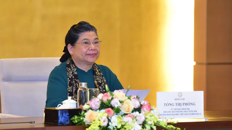 Phó Chủ tịch Thường trực Quốc hội, Trưởng Ban Tổ chức Đại hội đồng lần thứ 41 Hội đồng Liên nghị viện ASEAN (Đại hội đồng AIPA 41) Tòng Thị Phóng chủ trì phiên họp 