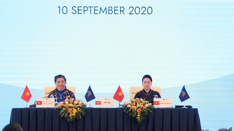 Phó Chủ tịch Thường trực Quốc hội Tòng Thị Phóng và Chủ tịch Quốc hội Nguyễn Thị Kim Ngân tại phiên họp toàn thể thứ 2 của Đại hội đồng AIPA 41