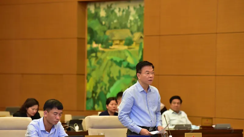 Bộ trưởng Bộ Tư pháp Lê Thành Long báo cáo tại phiên họp. Ảnh: VIẾT CHUNG