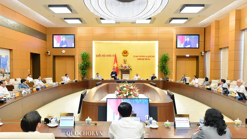 Toàn cảnh một phiên họp của UBTVQH