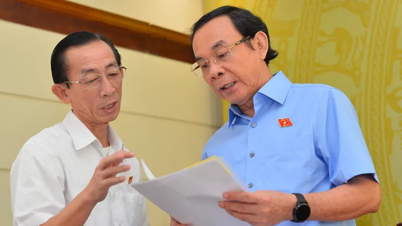 Bí thư Thành ủy TPHCM Nguyễn Văn Nên trao đổi cùng đại biểu tại kỳ họp Quốc hội. Ảnh: VIỆT DŨNG