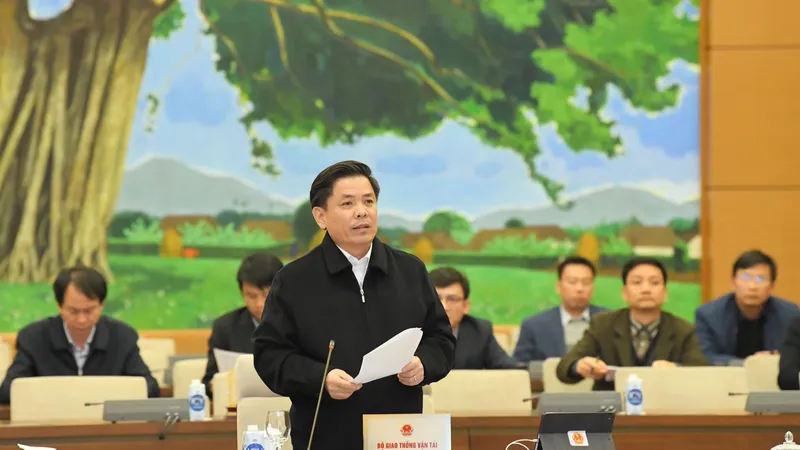 Bộ trưởng Bộ Giao thông Vận tải Nguyễn Văn Thể báo cáo tại phiên họp. Ảnh: VIẾT CHUNG