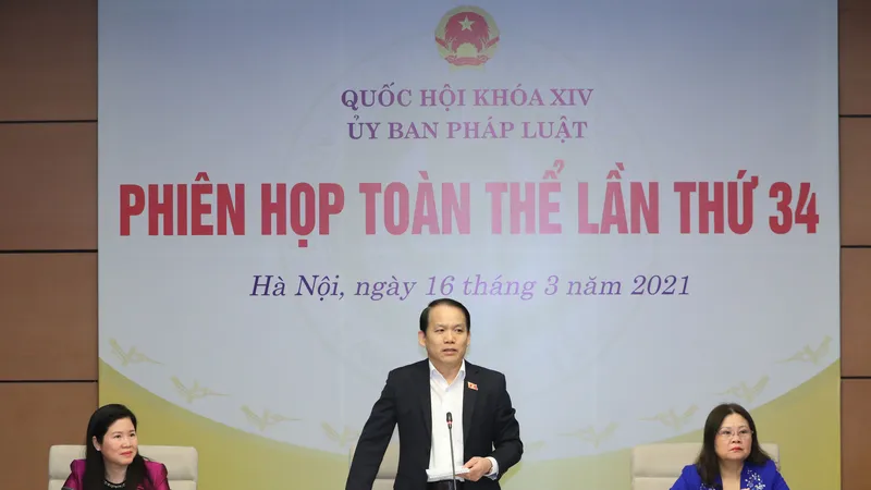 Chủ nhiệm Ủy ban Pháp luật Hoàng Thanh Tùng điều hành phiên họp