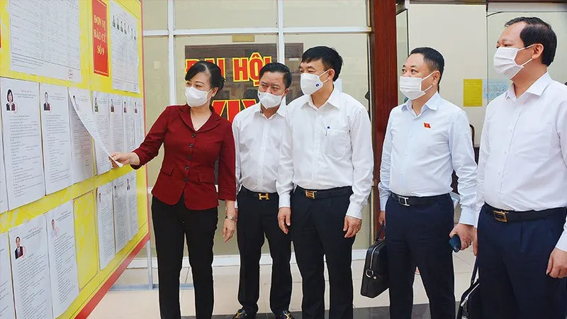 Bí thư Tỉnh ủy Bắc Ninh Đào Hồng Lan kiểm tra công tác chuẩn bị bầu cử. Ảnh: Báo Bắc Ninh