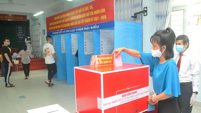 Cử tri bỏ phiếu tại điểm bầu cử số 65, Trường THCS Đoàn Thị Điểm, quận 3, TPHCM. Ảnh: CAO THĂNG