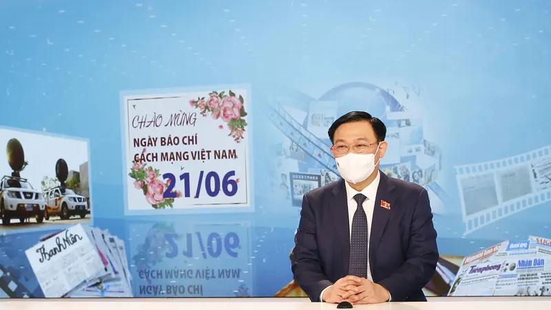 Chủ tịch Quốc hội thăm trường quay của Truyền hình Quốc hội Việt Nam
