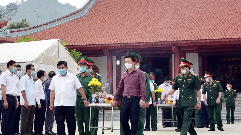 Bộ trưởng Bộ Kế hoạch và Đầu tư Nguyễn Chí Dũng cùng đồng chí Đặng Quốc Khánh, Bí thư Tỉnh ủy Hà Giang tiễn đưa linh cữu các anh hùng liệt sĩ về nơi yên nghỉ cuối cùng ​