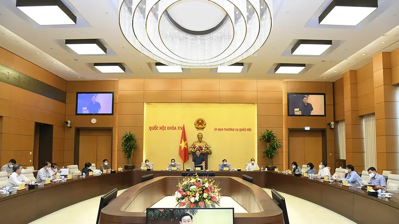 Quang cảnh phiên họp khẩn cấp của UBTVQH ngày 6-8 để bàn thảo, thông qua Nghị quyết 