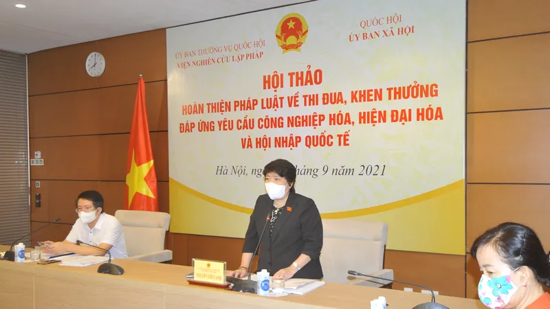 Chủ nhiệm Ủy ban Xã hội Nguyễn Thúy Anh điều hành hội thảo 