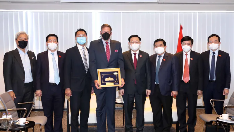 Chủ tịch Quốc hội Vương Đình Huệ tiếp đại diện Tập đoàn Exonmobil - ông Perer Lavoy, Giám đốc cấp cao khu vực Châu Á- Thái Bình Dương. Ảnh: DOÃN TẤN 