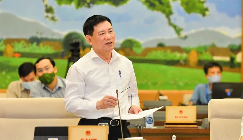 Bộ trưởng Bộ Tài chính Hồ Đức Phớc trình bày Tờ trình tại phiên họp
