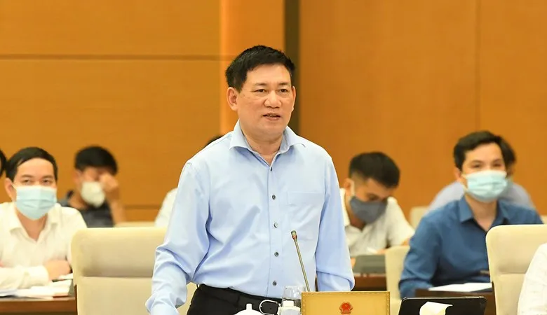 Bộ trưởng Bộ Tài chính Hồ Đức Phớc báo cáo tại phiên họp