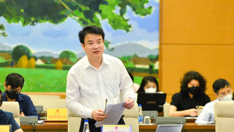 Thứ trưởng Bộ KH-ĐT Trần Quốc Phương báo cáo tại phiên họp