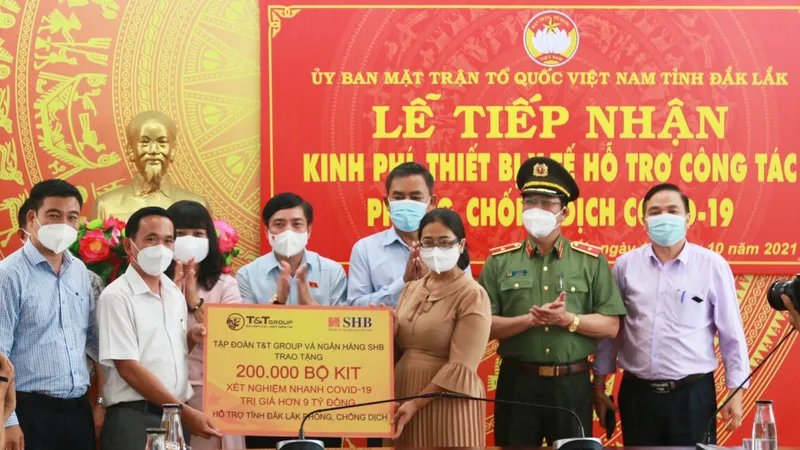 Tổng Thư ký, Chủ nhiệm Văn phòng Quốc hội Bùi Văn Cường chứng kiến việc trao tặng 