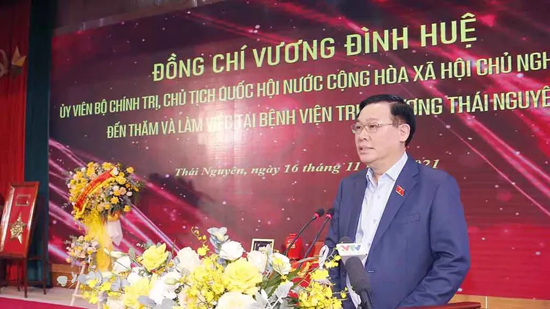 Chủ tịch Quốc hội Vương Đình Huệ phát biểu với tập thể cán bộ, nhân viên Bệnh viện Trung ương Thái Nguyên