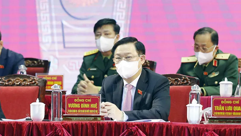 Chủ tịch Quốc hội Vương Đình Huệ, ĐBQH thành phố Hải Phòng, lắng nghe ý kiến cử tri tại cuộc tiếp xúc sáng 17-11
