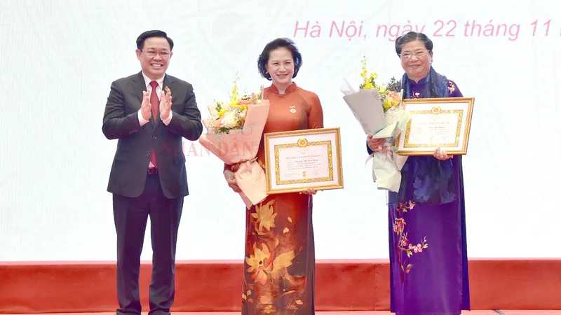 Chủ tịch Quốc hội Vương Đình Huệ trao huy hiệu 40 năm tuổi Đảng tặng nguyên Chủ tịch Quốc hội Nguyễn Thị Kim Ngân và nguyên Phó Chủ tịch Thường trực Quốc hội Tòng Thị Phóng. Ảnh: Báo ĐBND