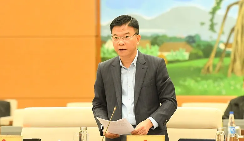 Bộ trưởng Bộ Tư pháp Lê Thành Long trình bày Tờ trình của Chính phủ tại phiên họp